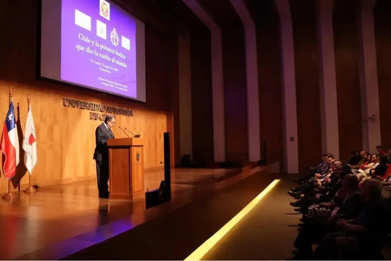 Cecilio Venegas durante su discurso ante la Academia de Chile