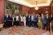 Foto de familia de los asistentes al acto, junto a  Manuel de la Rocha, director de la Oficina Económica de Presidencia del Gobierno y G-20. Fotos: Irene Medina.