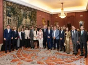 Foto de familia de los asistentes al acto, junto a  Manuel de la Rocha, director de la Oficina Económica de Presidencia del Gobierno y G-20. Fotos: Irene Medina.