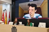 Margarita de la Pisa, Nuria Amarilla (presidenta de la secciñón de derecho farmacéutico del ÍCAM y moderadora) y Ion Arocena, por teleconferencia.