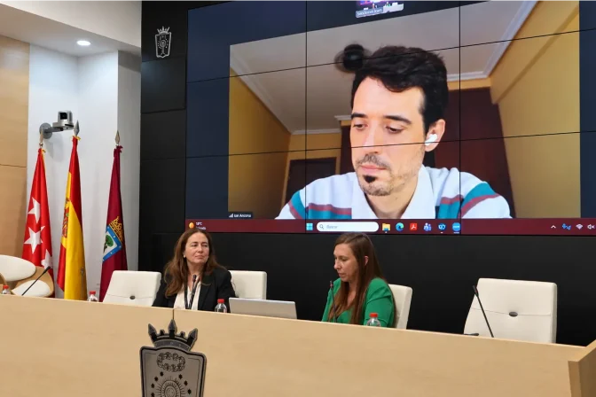 Margarita de la Pisa, Nuria Amarilla (presidenta de la secciñón de derecho farmacéutico del ÍCAM y moderadora) y Ion Arocena, por teleconferencia.