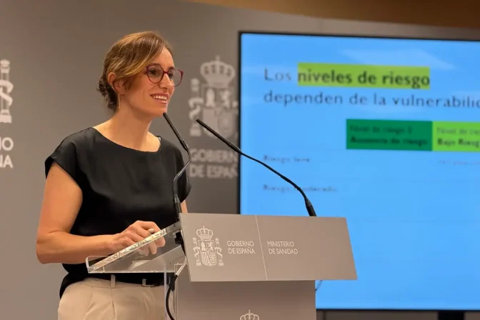 La ministra de Sanidad, Mónica García, durante la presentación del plan.