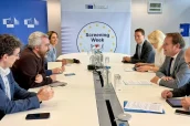 Las delegaciones de España y la Comisaría de Salud de la Unión Europea, con Javier Padilla y Oliver Varheyli al frente.