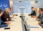 Las delegaciones de España y la Comisaría de Salud de la Unión Europea, con Javier Padilla y Oliver Varheyli al frente.