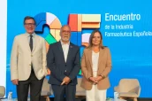 De izquierda a derecha, el vicerrector de Programas de la UIMP, Salvador Tarodo; el secretario de Estado de Ciencia, Innovación y Universidades, Juan Cruz Cigudosa; y la presidenta de Farmaindustria, Fina Lladós, durante la inauguración del XXV Encuentro de la Industria Farmacéutica Española.
