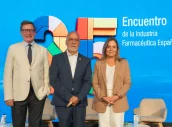 De izquierda a derecha, el vicerrector de Programas de la UIMP, Salvador Tarodo; el secretario de Estado de Ciencia, Innovación y Universidades, Juan Cruz Cigudosa; y la presidenta de Farmaindustria, Fina Lladós, durante la inauguración del XXV Encuentro de la Industria Farmacéutica Española.