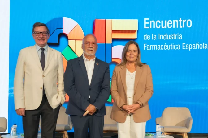 De izquierda a derecha, el vicerrector de Programas de la UIMP, Salvador Tarodo; el secretario de Estado de Ciencia, Innovación y Universidades, Juan Cruz Cigudosa; y la presidenta de Farmaindustria, Fina Lladós, durante la inauguración del XXV Encuentro de la Industria Farmacéutica Española.