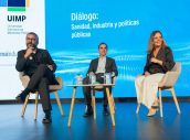 Javier Padilla, secretario de Estado de Sanidad; Juan Yermo, director general de Farmaindustria y Fina Lladós, presidenta de la patronal.