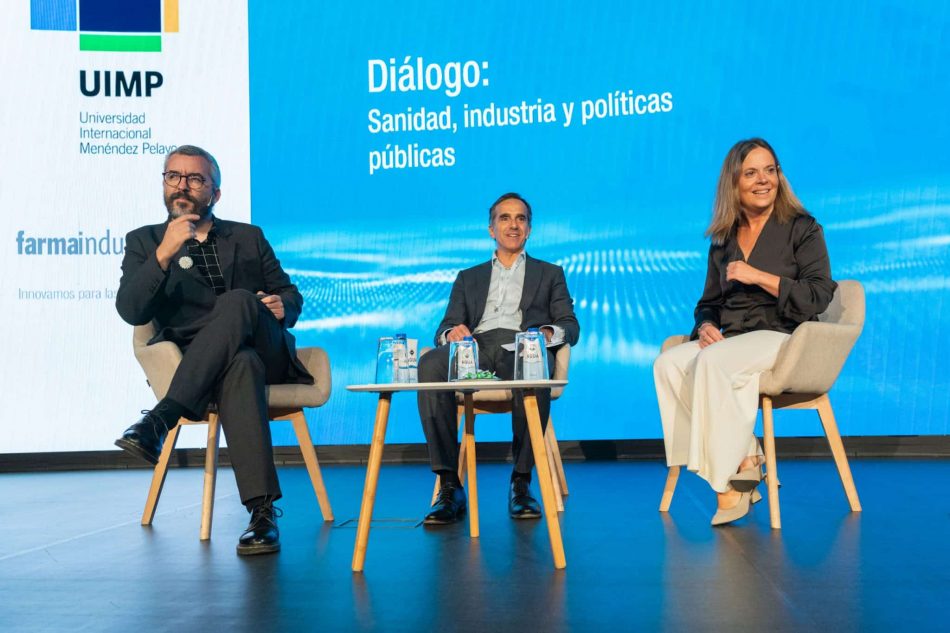 Javier Padilla, secretario de Estado de Sanidad; Juan Yermo, director general de Farmaindustria y Fina Lladós, presidenta de la patronal.
