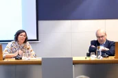 María Errea, ponente principal y Andreu Mas-Colell, comentarista, del coloquio organizado por Funcas.
