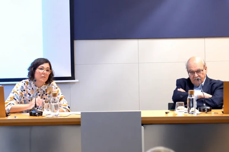 María Errea, ponente principal y Andreu Mas-Colell, comentarista, del coloquio organizado por Funcas.