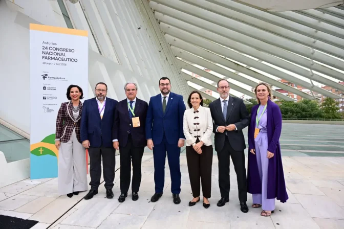 Autoridades y miembros del consejo directivo del CGCOF en la inauguración del 24 Congreso Nacional Farmacéutrico