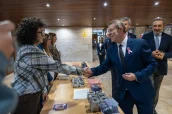 El presidente de Castilla-La Mancha, Emiliano García-Page a su llegada al acto, junto al consejero de Sanidad, Jesús Fernández Sanz