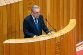 El consejero Gómez Caamaño, durante su intervención en el Parlamento gallego.