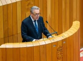 El consejero Gómez Caamaño, durante su intervención en el Parlamento gallego.