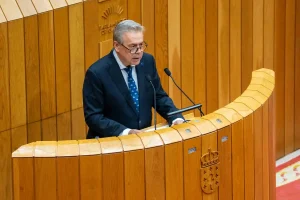 El consejero Gómez Caamaño, durante su intervención en el Parlamento gallego.