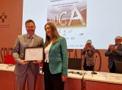 La directora de la Unidad de Gestión Clínica de Farmacia del HUCA, Ana Lozano, recibe el reconocimiento de manos del presidente de la EAHP Nenad Miljkovich