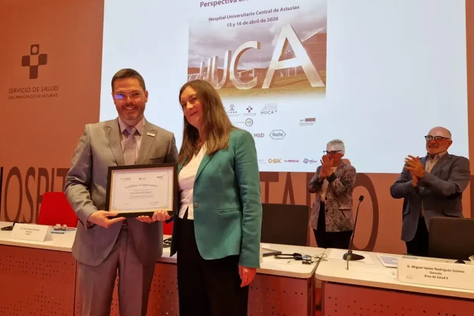 La directora de la Unidad de Gestión Clínica de Farmacia del HUCA, Ana Lozano, recibe el reconocimiento de manos del presidente de la EAHP Nenad Miljkovich