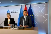 La consejera de Salud, Concepción Saavedra, y el consejero de Hacienda, Justicia y Asuntos Europeos y portavoz del gobierno, Guillermo Peláez,