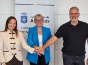 La presidenta del COF, Teresa Méndez; la consejera, Concepción Saavedra, ha y el gerente del Servicio de Salud del Principado (Sespa), Juan José Alonso.