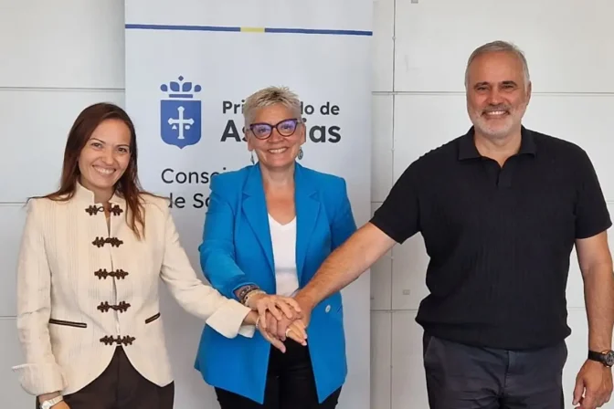 La presidenta del COF, Teresa Méndez; la consejera, Concepción Saavedra, ha y el gerente del Servicio de Salud del Principado (Sespa), Juan José Alonso.