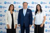 De izq. a dcha. Nadia Rodríguez, directora de la Unidad de Enfermedades Raras de Pfizer, Sergio Rodríguez, presidente y director general de Pfizer en España, y Ana Maqueda, directora de la planta biotecnológica de Pfizer en San Sebastián de los Reyes