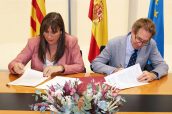El consejero de Sanidad Universal y Salud Pública, Miguel Mínguez, y la consejera de Sanidad del Gobierno de Aragón, Sira Repollés, durante la firma del acuerdo.