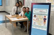 Mesa instalada con motivo del Día Adherencia en el Complejo Hospitalario Universitario Santiago