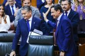 Antonio Sanz, junto al presidente Juanma Moreno, al término de su intervención parlamentaria.