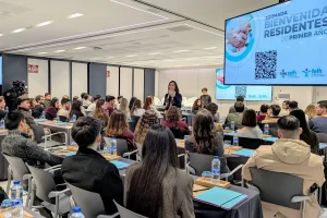 La presidenta de la SEFH se dirige a los nuevos residentes durante la celebración del acto.