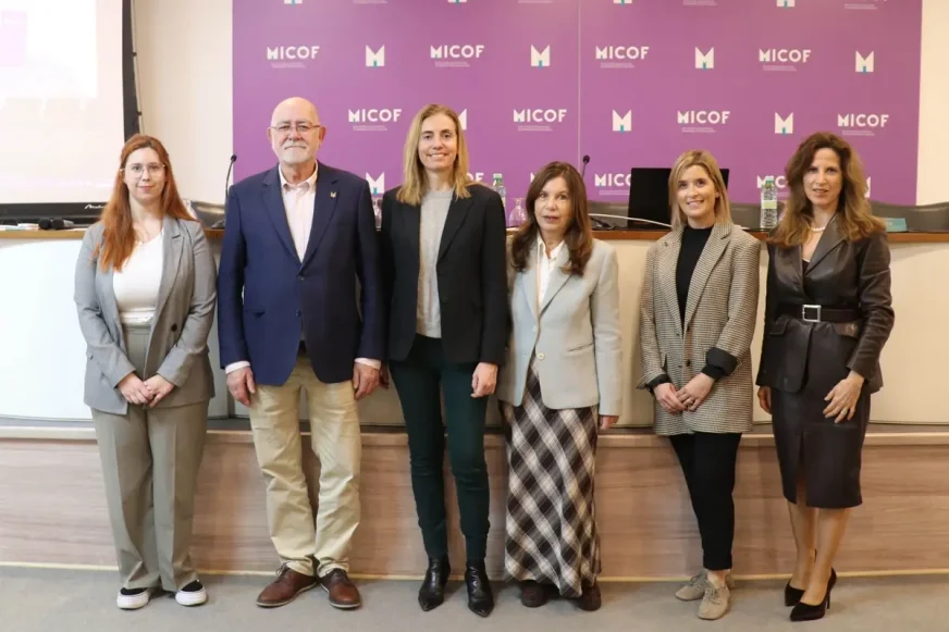 260211 Conferencia cáncer de mama