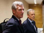 El presidente de la Xunta, Alfonso Rueda en primer plano y el consejero de Sanidad, Antonio Gómez Caamaño.