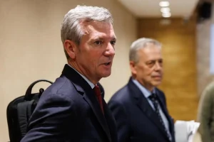 El presidente de la Xunta, Alfonso Rueda en primer plano y el consejero de Sanidad, Antonio Gómez Caamaño.