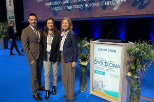 El presidente EAHP, Nenad Miljkovich, junto a Ana Lozano y la directora de la Aemps, Mª Jesús Lamas