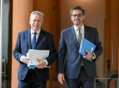 El consejero de Sanidad, Antonio Gómez Caamaño y el consejero de Presidencia, Justicia y Deportes, Diego Calvo.