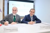El consejero de Salud, Fernando Domínguez, junto al presidente del Colegio Oficial de Farmacéuticos de Navarra, Alberto Mantilla, en la firma del convenio