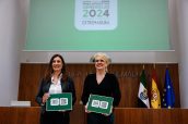 La presidenta del Parlamento extremeño, a la izquierda y la consejera, presentan los presupuestos.