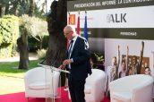 El embajador danés, Michael Braad, durante la presentación del informe.