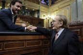 Ramón Tamame saluda al ministro Alberto Garzón antes de su intervención.