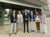 El director de Farmacia, Gonzalo Aparicio, junto a los miembros de la delegación de Universidad de Dublín.