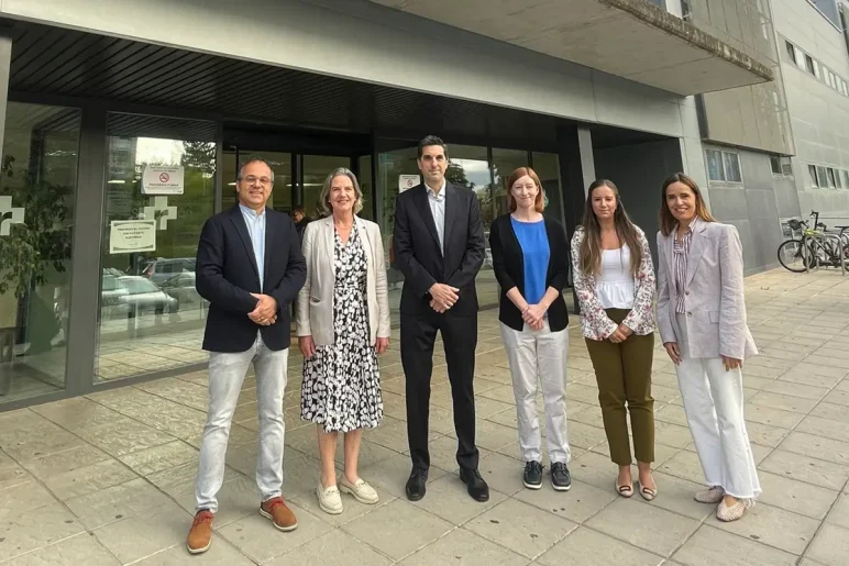 El director de Farmacia, Gonzalo Aparicio, junto a los miembros de la delegación de Universidad de Dublín.