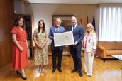 Raquel García, presidenta del Colegio de Zaragoza, Itxaso Cabrera, secretaria primera de las Cortes de Aragón, Javier Sada, presidente de las Cortes, Ángel Más, presidente del Colegio de Farmacéuticos de Huesca y María José Villafranca, presidenta del Colegio de Farmacéuticos de Teruel.