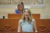 María Guardiola durante su intervención en el parlamento extremeño.