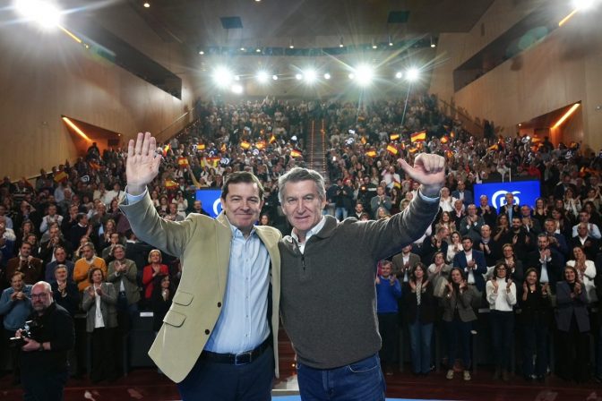 Alfonso Fernández Mañueco y Alberto Núñez Feijoo, durante la celebración de un mitin la pasada campaña.