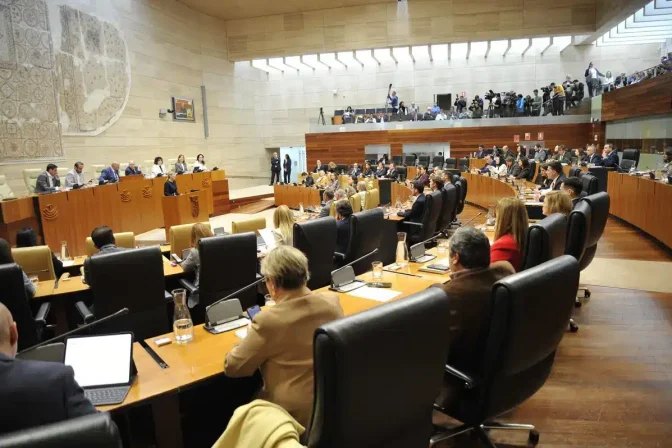 Imagen de la última sesión de investidura celebrada en la Asamblea de Extremadura.