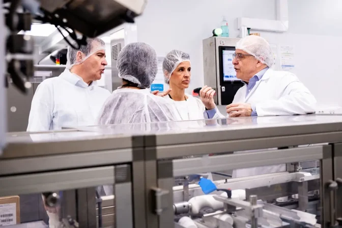 Elena Casaus y responsables de la planta de Teva en Zaragoza.