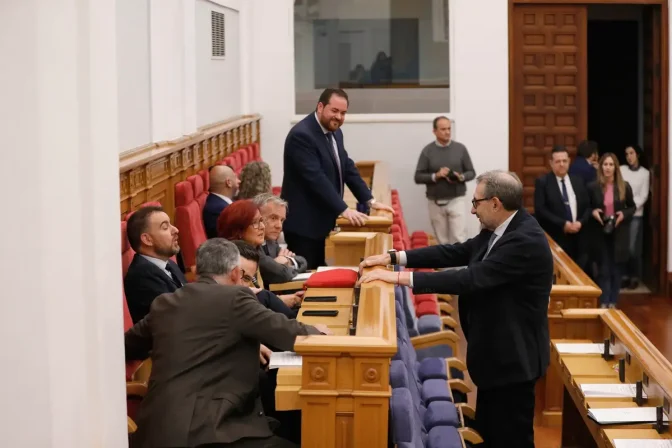 El consejero Jesús Fernández Sanz, a la derecha, conversa con varios parlamentarios antes de iniciarse la sesión.