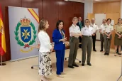 La ministra se dirige a los integrantes del centro durante su visita.