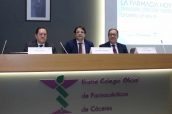 Pedro Claros, presidente del Colegio de Farmacéuticos de Cáceres, José María Vergeles, vicepresidente y consejero de Sanidad de Extremadura y Cecilio Venegas, presidente del Consejo Extremeño de Farmacéuticos.