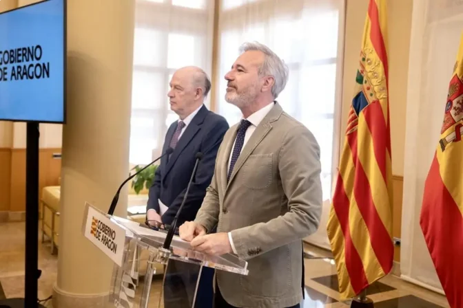 El presidente Azcón, en primer término, y el consejero de Sanidad, Ángel Sanz.